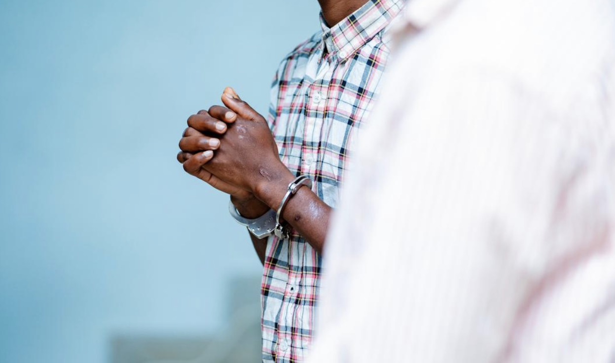 RIB yerekanye abagabo 2 bafatiwe mubyaha byubugome bitandukanye screenshot