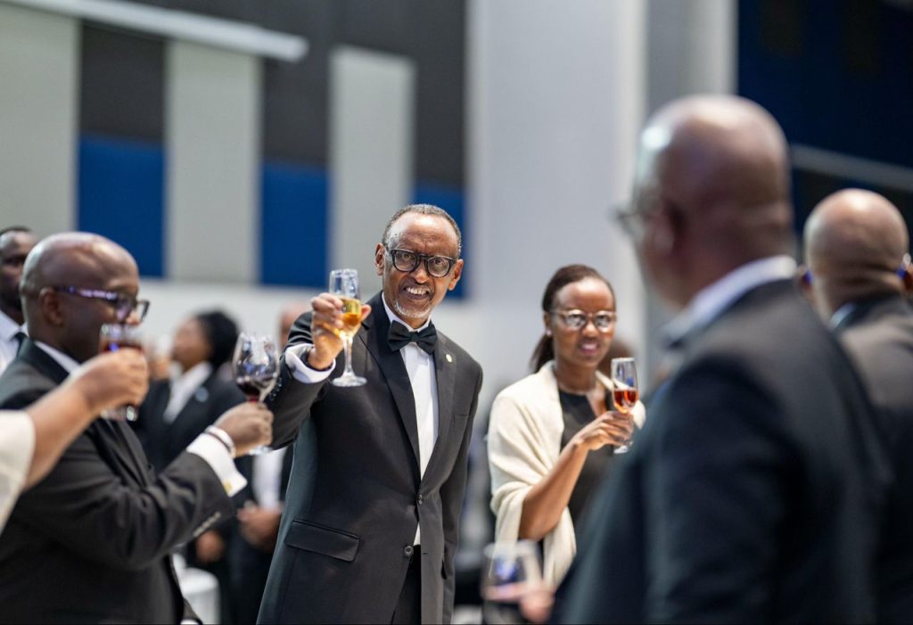 perezida kagame yakiriwe ku meza na mugenzi we wa botswana 1024x701
